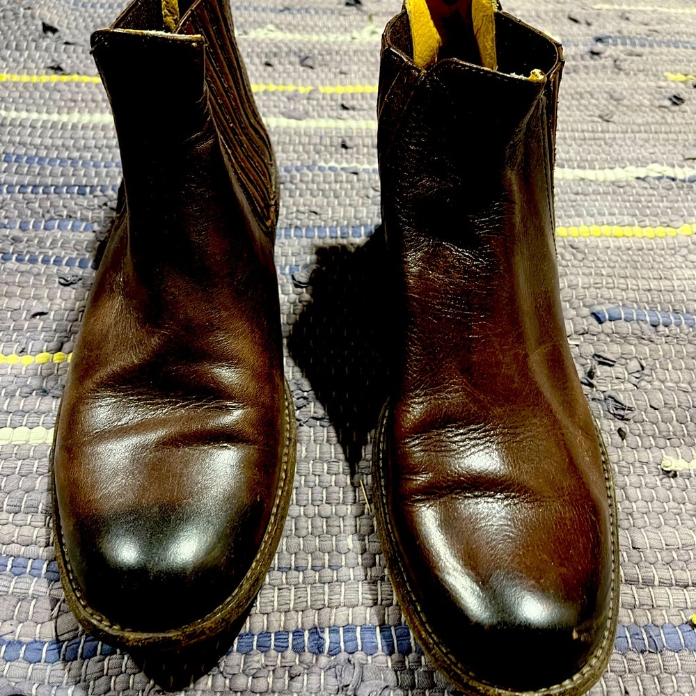 Frye Chelsea boots size 8.5 womans EUC